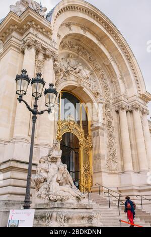 Petit Palais oder der kleine Palast in Paris, Frankreich an einem bewölkten Tag Stockfoto