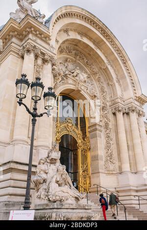 Petit Palais oder der kleine Palast in Paris, Frankreich an einem bewölkten Tag Stockfoto