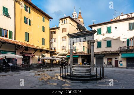 Blick auf die Piazza della Sala, einen der typischsten Plätze der Altstadt von Pistoia. Pistoia, Toskana, Italien, November 2019 Stockfoto