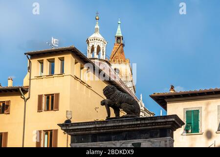 Die Skulptur des Pozzo del Leoncino auf der Piazza della Sala, Pistoia, Toskana, Italien Stockfoto