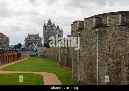 Die Tower Bridge ist von verschiedenen Orten innerhalb und außerhalb des Tower of London im Zentrum Londons zu sehen. Stockfoto