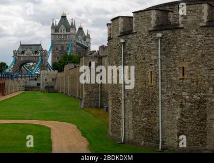 Die Tower Bridge ist von verschiedenen Orten innerhalb und außerhalb des Tower of London im Zentrum Londons zu sehen. Stockfoto