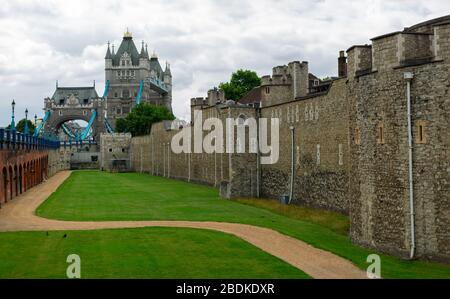 Die Tower Bridge ist von verschiedenen Orten innerhalb und außerhalb des Tower of London im Zentrum Londons zu sehen. Stockfoto