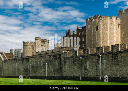 Die Außenmauern, Türme und Gebäude des Tower of London, das ist ein Wahrzeichen von Central London. Stockfoto