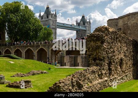 Die Tower Bridge ist von verschiedenen Orten innerhalb und außerhalb des Tower of London im Zentrum Londons zu sehen. Stockfoto