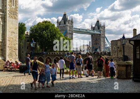 Die Tower Bridge ist von verschiedenen Orten innerhalb und außerhalb des Tower of London im Zentrum Londons zu sehen. Stockfoto