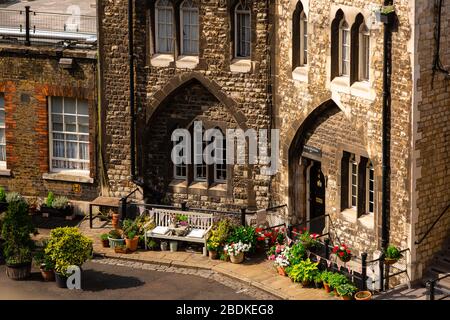 Residenzen der Yeomen Warders innerhalb der Mauern des Tower of London in Central London, Großbritannien. Stockfoto