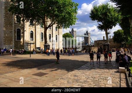 Die Tower Bridge ist von verschiedenen Orten innerhalb und außerhalb des Tower of London im Zentrum Londons zu sehen. Stockfoto