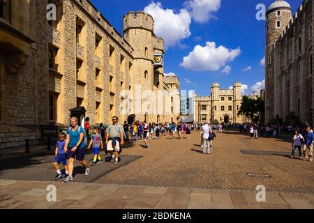 Der Tower of London ist am besten bekannt als die Heimat der Kronjuwelen. Gelegen im Londoner Stadtteil Tower Hamlets. Gegründet 1066. Stockfoto