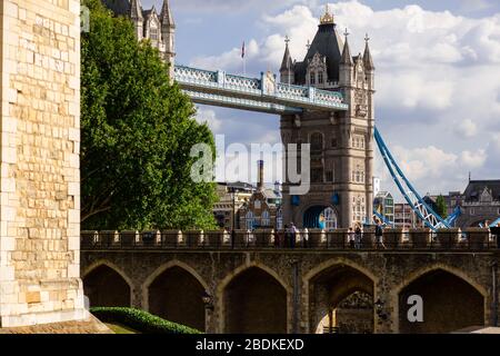 Die Tower Bridge ist von verschiedenen Orten innerhalb und außerhalb des Tower of London im Zentrum Londons zu sehen. Stockfoto