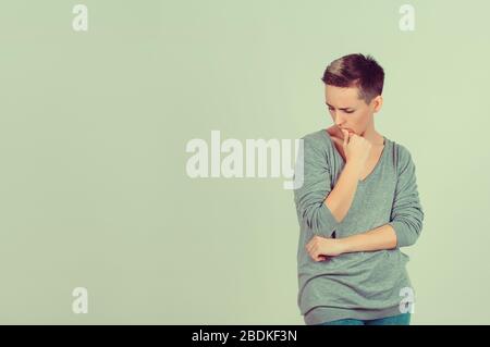 Frau denkt. Portrait Nahaufnahme von fröhlicher, schöner junger Frau, die wegschaut, oben isolierter grauer Wandhintergrund mit Kopierraum. Menschliches Gesicht e Stockfoto