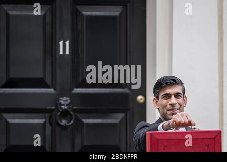 Budget 2020: Kanzler Rishi Sunak posiert außerhalb 11 Downing Street mit der roten Budget-Box, bevor er seine erste Budget-Erklärung. London, Großbritannien Stockfoto