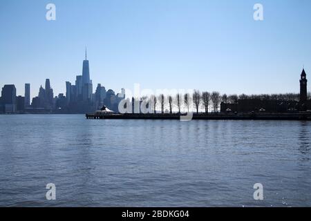 Blick auf die Skyline von Manhattan und den Hoboken Pier Stockfoto