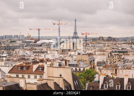 Paris, Frankreich. Blick auf die Dächer der Stadt von der Aussichtsplattform des Georges Pompidou Centre.an einem Herbsttag Stockfoto