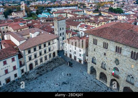 Luftaufnahme der Piazza del Duomo, dem Hauptplatz des historischen Zentrums von Pistoia, Toskana, Italien Stockfoto