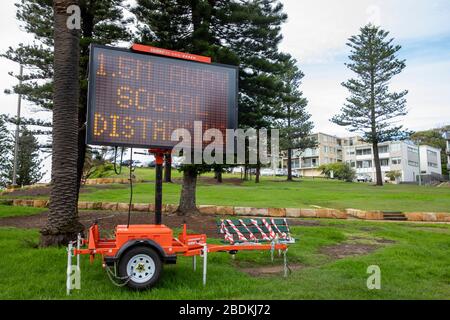 Sydney, Australien. Donnerstag, 9. April 2020. Die NSW-Regierung und die örtlichen Räte haben vor dem Osterwochenende eine Reihe von Stränden in Sydney geschlossen, mit mobilen Schildern, die Menschen daran erinnern sollen, soziale Distanzierungen aufrechtzuerhalten, Strandpools und Strandsitzplätze wurden ebenfalls geschlossen und abgeschottet. Wir Danken Martin Berry/Alamy Live News Stockfoto