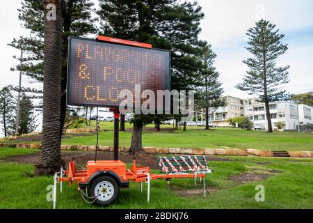 Sydney, Australien. Donnerstag, 9. April 2020. Die NSW-Regierung und die örtlichen Räte haben vor dem Osterwochenende eine Reihe von Stränden in Sydney geschlossen, mit mobilen Schildern, die Menschen daran erinnern sollen, soziale Distanzierungen aufrechtzuerhalten, Strandpools und Strandsitzplätze wurden ebenfalls geschlossen und abgeschottet. Wir Danken Martin Berry/Alamy Live News Stockfoto
