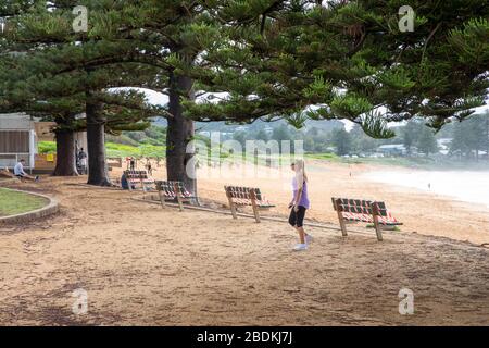 Sydney, Australien. Donnerstag, 9. April 2020. Die NSW-Regierung und die örtlichen Räte haben vor dem Osterwochenende eine Reihe von Stränden in Sydney geschlossen, mit mobilen Schildern, die Menschen daran erinnern sollen, soziale Distanzierungen aufrechtzuerhalten, Strandpools und Strandsitzplätze wurden ebenfalls geschlossen und abgeschottet. Wir Danken Martin Berry/Alamy Live News Stockfoto