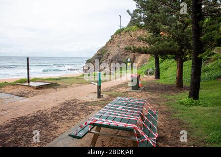 Sydney, Australien. Donnerstag, 9. April 2020. Die NSW-Regierung und die örtlichen Räte haben vor dem Osterwochenende eine Reihe von Stränden in Sydney geschlossen, mit mobilen Schildern, die Menschen daran erinnern sollen, soziale Distanzierungen aufrechtzuerhalten, Strandpools und Strandsitzplätze wurden ebenfalls geschlossen und abgeschottet. Wir Danken Martin Berry/Alamy Live News Stockfoto