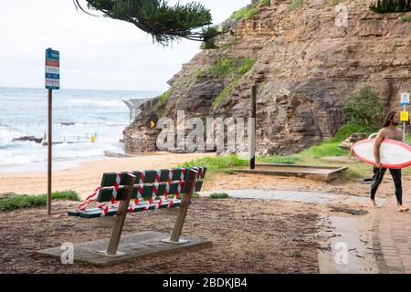 Sydney, Australien. Donnerstag, 9. April 2020. Die NSW-Regierung und die örtlichen Räte haben vor dem Osterwochenende eine Reihe von Stränden in Sydney geschlossen, mit mobilen Schildern, die Menschen daran erinnern sollen, soziale Distanzierungen aufrechtzuerhalten, Strandpools und Strandsitzplätze wurden ebenfalls geschlossen und abgeschottet. Wir Danken Martin Berry/Alamy Live News Stockfoto