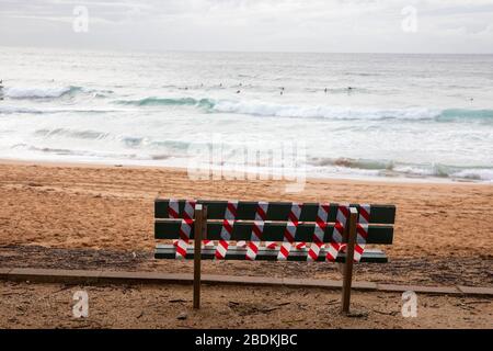 Sydney, Australien. Donnerstag, 9. April 2020. Die NSW-Regierung und die örtlichen Räte haben vor dem Osterwochenende eine Reihe von Stränden in Sydney geschlossen, mit mobilen Schildern, die Menschen daran erinnern sollen, soziale Distanzierungen aufrechtzuerhalten, Strandpools und Strandsitzplätze wurden ebenfalls geschlossen und abgeschottet. Wir Danken Martin Berry/Alamy Live News Stockfoto