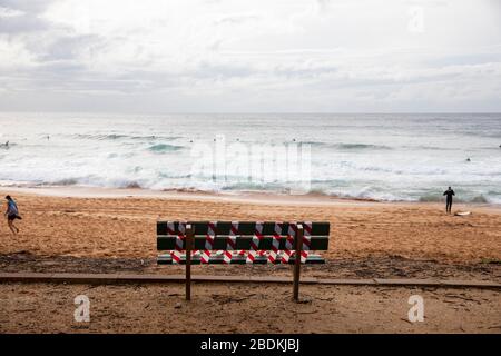 Sydney, Australien. Donnerstag, 9. April 2020. Die NSW-Regierung und die örtlichen Räte haben vor dem Osterwochenende eine Reihe von Stränden in Sydney geschlossen, mit mobilen Schildern, die Menschen daran erinnern sollen, soziale Distanzierungen aufrechtzuerhalten, Strandpools und Strandsitzplätze wurden ebenfalls geschlossen und abgeschottet. Wir Danken Martin Berry/Alamy Live News Stockfoto