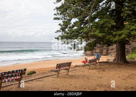 Sydney, Australien. Donnerstag, 9. April 2020. Die NSW-Regierung und die örtlichen Räte haben vor dem Osterwochenende eine Reihe von Stränden in Sydney geschlossen, mit mobilen Schildern, die Menschen daran erinnern sollen, soziale Distanzierungen aufrechtzuerhalten, Strandpools und Strandsitzplätze wurden ebenfalls geschlossen und abgeschottet. Wir Danken Martin Berry/Alamy Live News Stockfoto