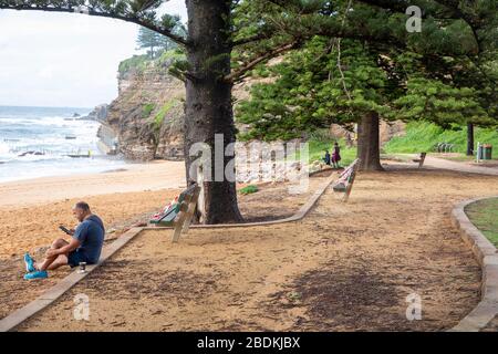 Sydney, Australien. Donnerstag, 9. April 2020. Die NSW-Regierung und die örtlichen Räte haben vor dem Osterwochenende eine Reihe von Stränden in Sydney geschlossen, mit mobilen Schildern, die Menschen daran erinnern sollen, soziale Distanzierungen aufrechtzuerhalten, Strandpools und Strandsitzplätze wurden ebenfalls geschlossen und abgeschottet. Wir Danken Martin Berry/Alamy Live News Stockfoto