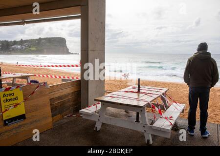 Sydney, Australien. Donnerstag, 9. April 2020. Die NSW-Regierung und die örtlichen Räte haben vor dem Osterwochenende eine Reihe von Stränden in Sydney geschlossen, mit mobilen Schildern, die Menschen daran erinnern sollen, soziale Distanzierungen aufrechtzuerhalten, Strandpools und Strandsitzplätze wurden ebenfalls geschlossen und abgeschottet. Wir Danken Martin Berry/Alamy Live News Stockfoto