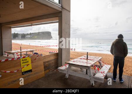 Sydney, Australien. Donnerstag, 9. April 2020. Die NSW-Regierung und die örtlichen Räte haben vor dem Osterwochenende eine Reihe von Stränden in Sydney geschlossen, mit mobilen Schildern, die Menschen daran erinnern sollen, soziale Distanzierungen aufrechtzuerhalten, Strandpools und Strandsitzplätze wurden ebenfalls geschlossen und abgeschottet. Wir Danken Martin Berry/Alamy Live News Stockfoto