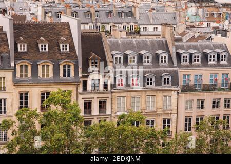 Paris, Frankreich. Blick auf die Dächer der Stadt von der Aussichtsplattform des Georges Pompidou Centre.an einem Herbsttag Stockfoto