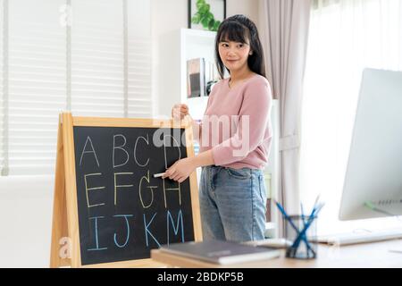 Asian Woman Teaching English Alphabet via Videokonferenz E-Learning an Grundschüler, Homeschooling und Fernunterricht, onlin Stockfoto