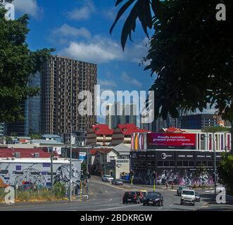 Moderne Hochhausgebäude ragen über älteren Gebäuden an der Kreuzung in Fortitude Valley, der Stadt Brisbane in Queensland, Australien Stockfoto