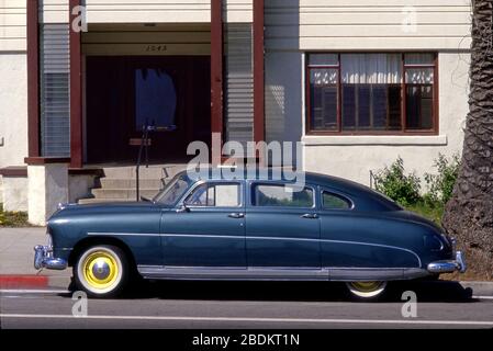 Klassisches Hudosn Oldtimer, das vor einem alten Motel in der Ocean Ave in Santa Monica, CA, geparkt ist Stockfoto