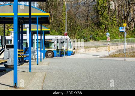 N. Vancouver, Kanada - 7. April 2020: Nahezu desertierte öffentliche Transitbusbörse am Vormittag während der Coronavirus Covid-19-Pandemie Stockfoto