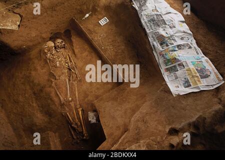 Prähistorische mongoloide Skelette in Gua Harimau (wörtlich: tigerhöhle), einer archäologischen Stätte in Padangbindu, Südsumatra, Indonesien. Stockfoto