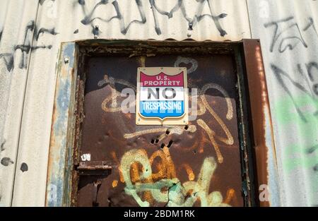 Kein Schild an einem verlassenen Gebäude Stockfoto