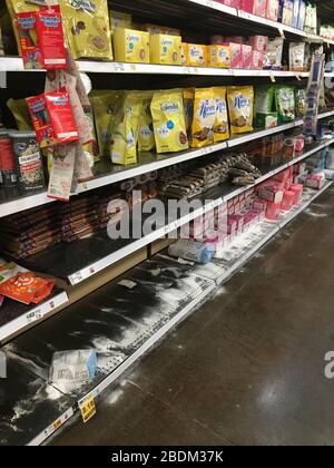 Covid-19 bezog leere Regale in einem Fred Meyer Geschäft in Portland, Oregon Stockfoto