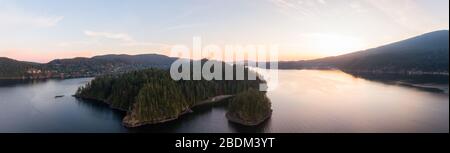 Wunderschöner Panoramablick auf Cozy Cove, Deep Cove und Indian Arm Stockfoto