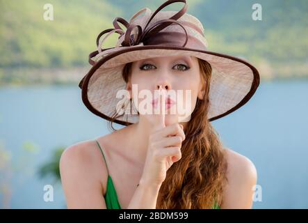 Woman Wide Eyed bittet um Schweigen oder Geheimhaltung mit dem Finger auf den Lippen, die Hand zu drücken Geste. Hübsches Mädchen, das die Finger auf die Lippen legt, Shhh-Symbol. Dame in ha Stockfoto