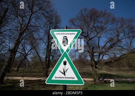 Berlin, Deutschland. April 2020. Vor dem Glienicker Park, der an der Grenze zur Landeshauptstadt Potsdam liegt, hängen Schilder mit den Aufschrift "Landschaftsschutzgebiet" und "Gesamtanlage Grünanlage". Der Landschaftsgarten ist Teil des UNESCO-Welterbes Schlösser und Parks von Potsdam und Berlin (Potsdamer Kulturlandschaft). Kredit: Soeren Stache / dpa-Zentralbild / ZB / dpa / Alamy Live News Stockfoto