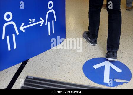 London, Großbritannien. April 2020. Das am 8. April 2020 aufgenommene Foto zeigt Anzeichen in einem Tesco's Store, um soziale Distanzierungen in London, Großbritannien, zu fördern. Am Mittwochmorgen sei die Anzahl der bestätigten Fälle von COVID-19 in Großbritannien auf 60.733 gefallen, was 5.492 in den letzten 24 Stunden stieg, sagte das Ministerium für Gesundheit und soziale Versorgung. Kredit: Tim Ireland/Xinhua/Alamy Live News Stockfoto