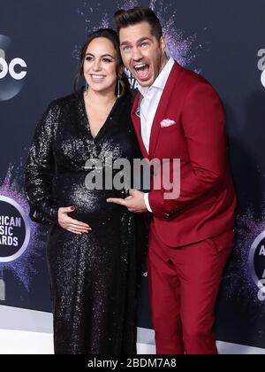 Los Angeles, Vereinigte Staaten. April 2020. (AKTE) Andy Grammer und Frau Aijia Lise Grammer Willkommen Tochter Israel Blue Grammer. Andy Grammer und Aijia Lise Grammer begrüßen ihr zweites Kind. LOS ANGELES, KALIFORNIEN, USA - 24. NOVEMBER: Aijia Lise Grammer und Ehemann/Sänger Andy Grammer kommen bei den American Music Awards 2019, die im Microsoft Theatre L.A. abgehalten werden Live am 24. November 2019 in Los Angeles, Kalifornien, Vereinigte Staaten. (Foto von Xavier Collin/Image Press Agency) Credit: Image Press Agency/Alamy Live News Stockfoto