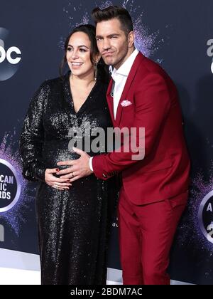 Los Angeles, Vereinigte Staaten. April 2020. (AKTE) Andy Grammer und Frau Aijia Lise Grammer Willkommen Tochter Israel Blue Grammer. Andy Grammer und Aijia Lise Grammer begrüßen ihr zweites Kind. LOS ANGELES, KALIFORNIEN, USA - 24. NOVEMBER: Aijia Lise Grammer und Ehemann/Sänger Andy Grammer kommen bei den American Music Awards 2019, die im Microsoft Theatre L.A. abgehalten werden Live am 24. November 2019 in Los Angeles, Kalifornien, Vereinigte Staaten. (Foto von Xavier Collin/Image Press Agency) Credit: Image Press Agency/Alamy Live News Stockfoto