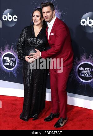 Los Angeles, Vereinigte Staaten. April 2020. (AKTE) Andy Grammer und Frau Aijia Lise Grammer Willkommen Tochter Israel Blue Grammer. Andy Grammer und Aijia Lise Grammer begrüßen ihr zweites Kind. LOS ANGELES, KALIFORNIEN, USA - 24. NOVEMBER: Aijia Lise Grammer und Ehemann/Sänger Andy Grammer kommen bei den American Music Awards 2019, die im Microsoft Theatre L.A. abgehalten werden Live am 24. November 2019 in Los Angeles, Kalifornien, Vereinigte Staaten. (Foto von Xavier Collin/Image Press Agency) Credit: Image Press Agency/Alamy Live News Stockfoto