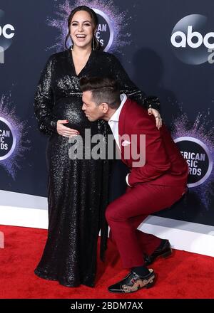 Los Angeles, Vereinigte Staaten. April 2020. (AKTE) Andy Grammer und Frau Aijia Lise Grammer Willkommen Tochter Israel Blue Grammer. Andy Grammer und Aijia Lise Grammer begrüßen ihr zweites Kind. LOS ANGELES, KALIFORNIEN, USA - 24. NOVEMBER: Aijia Lise Grammer und Ehemann/Sänger Andy Grammer kommen bei den American Music Awards 2019, die im Microsoft Theatre L.A. abgehalten werden Live am 24. November 2019 in Los Angeles, Kalifornien, Vereinigte Staaten. (Foto von Xavier Collin/Image Press Agency) Credit: Image Press Agency/Alamy Live News Stockfoto