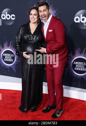 Los Angeles, Vereinigte Staaten. April 2020. (AKTE) Andy Grammer und Frau Aijia Lise Grammer Willkommen Tochter Israel Blue Grammer. Andy Grammer und Aijia Lise Grammer begrüßen ihr zweites Kind. LOS ANGELES, KALIFORNIEN, USA - 24. NOVEMBER: Aijia Lise Grammer und Ehemann/Sänger Andy Grammer kommen bei den American Music Awards 2019, die im Microsoft Theatre L.A. abgehalten werden Live am 24. November 2019 in Los Angeles, Kalifornien, Vereinigte Staaten. (Foto von Xavier Collin/Image Press Agency) Credit: Image Press Agency/Alamy Live News Stockfoto