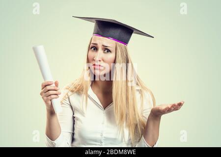 Close-Up-Porträt schön unglücklich zweifelhaft wütend mürrisch junge Frau Mädchen graduierte Studentin in Cap Gown halten Diplomrolle isoliert grün Stockfoto