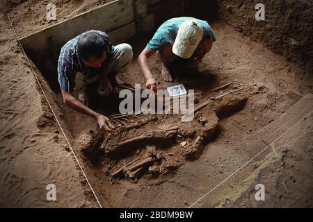 Das Archäologieteam des indonesischen nationalen Forschungszentrums für Archäologie (Arkenas) baggt prähistorische Grabstätte in Süd-Sumatra, Indonesien. Stockfoto