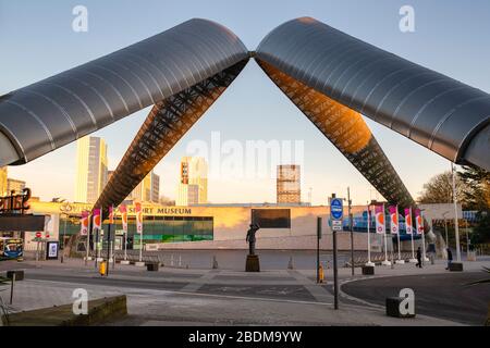 Weißbogen im Millennium Place. Coventry, West Midlands, England Stockfoto